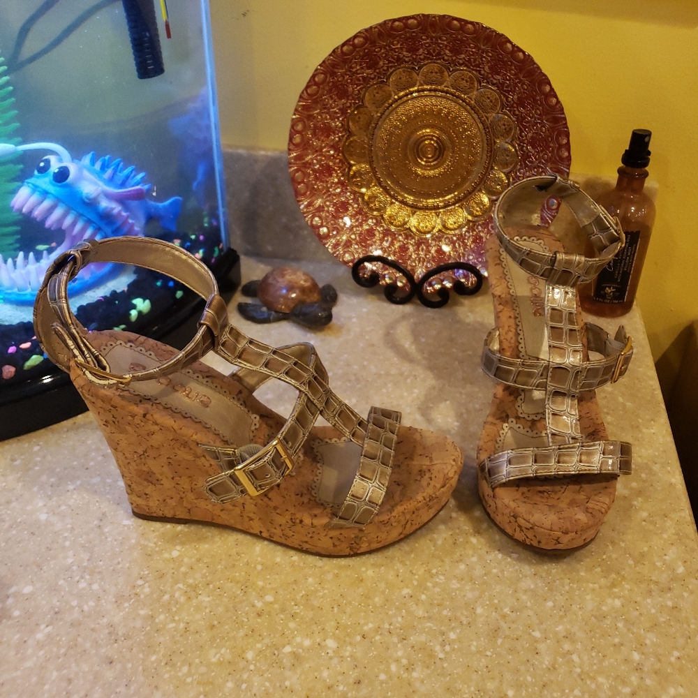 Groove sandals